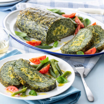 polpettone di pane e verdure a foglia verde farcito con fave e fagiolini