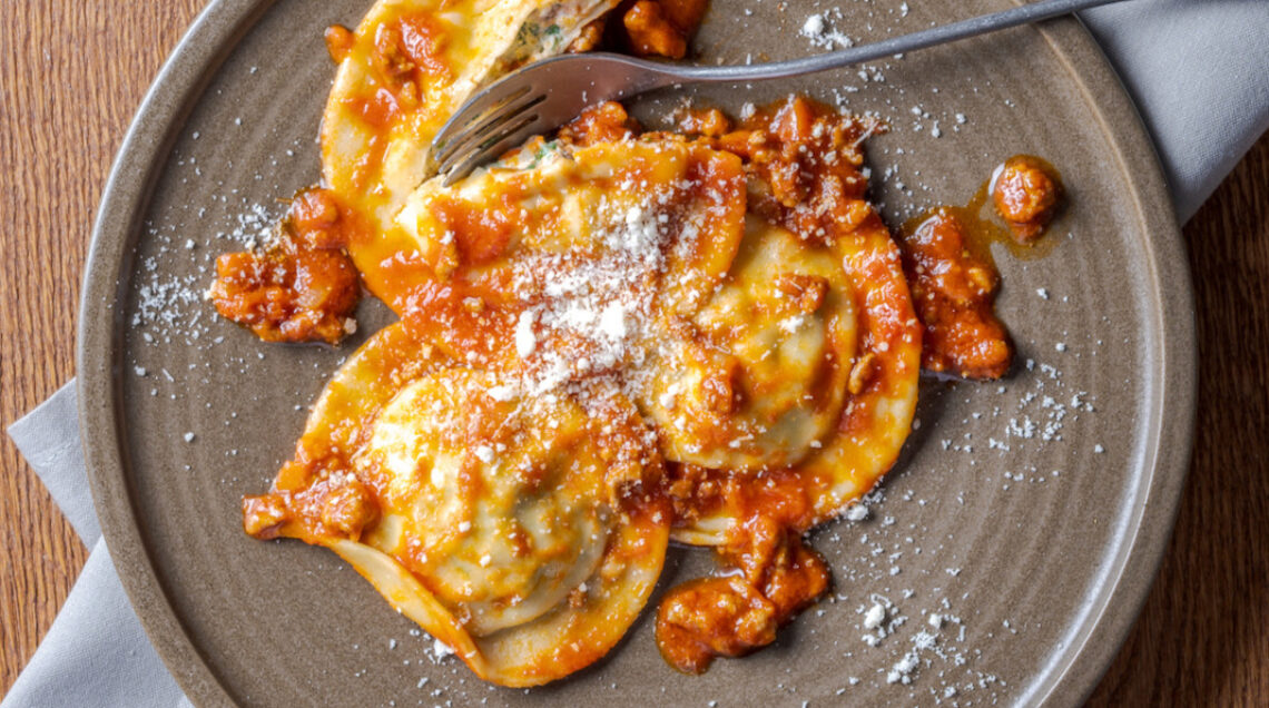 pasta fresca ripiena di spianata e provola e condita con ragù