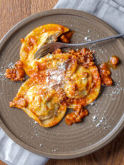 pasta fresca ripiena di spianata e provola e condita con ragù