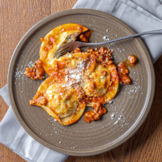 pasta fresca ripiena di spianata e provola e condita con ragù