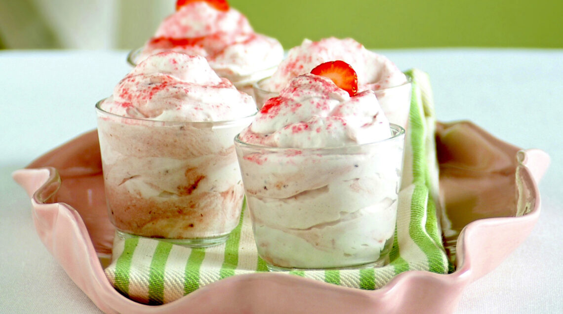 Bicchieri di mousse con panna e fragole