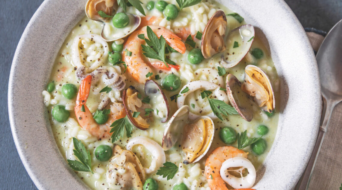 Risottino cremoso ai piselli novelli e frutti di mare