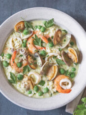 Risottino cremoso ai piselli novelli e frutti di mare