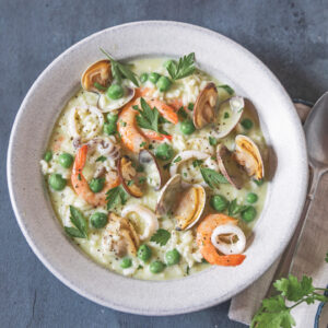 Risottino cremoso ai piselli novelli e frutti di mare