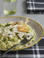 Piatto con risotto verde alle fave, seppie foglie di menta