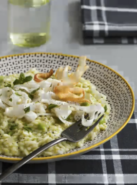 Piatto con risotto verde alle fave, seppie foglie di menta