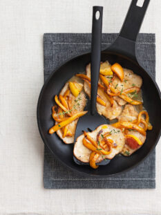 padella di scaloppine con peperoni e pompelmo