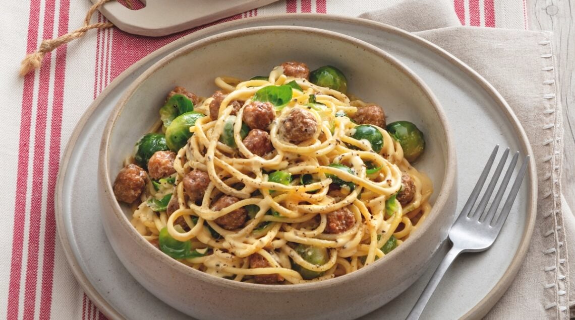 Spaghetti alla carbonara con cavolini e polpettine