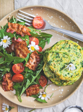 Frittatine alle erbe e tarassaco: l’antipasto con erbe di campo