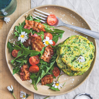 Frittatine alle erbe e tarassaco: l’antipasto con erbe di campo