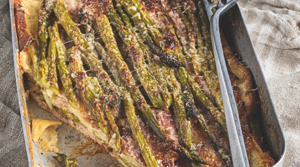Torta di asparagi senza sfoglia: l'arte del recupero con pane di grano duro