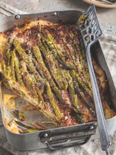 Torta di asparagi senza sfoglia: l'arte del recupero con pane di grano duro