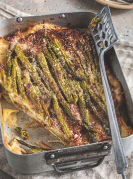 Torta di asparagi senza sfoglia: l'arte del recupero con pane di grano duro