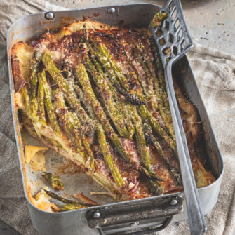 Torta di asparagi senza sfoglia: l'arte del recupero con pane di grano duro
