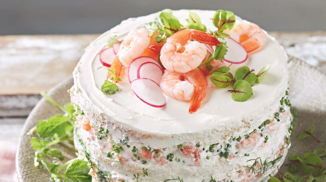 torta a strati di pane, salse, pesce, erbe aromatiche