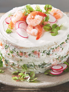 torta a strati di pane, salse, pesce, erbe aromatiche