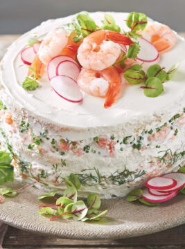 torta a strati di pane, salse, pesce, erbe aromatiche