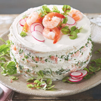 torta a strati di pane, salse, pesce, erbe aromatiche