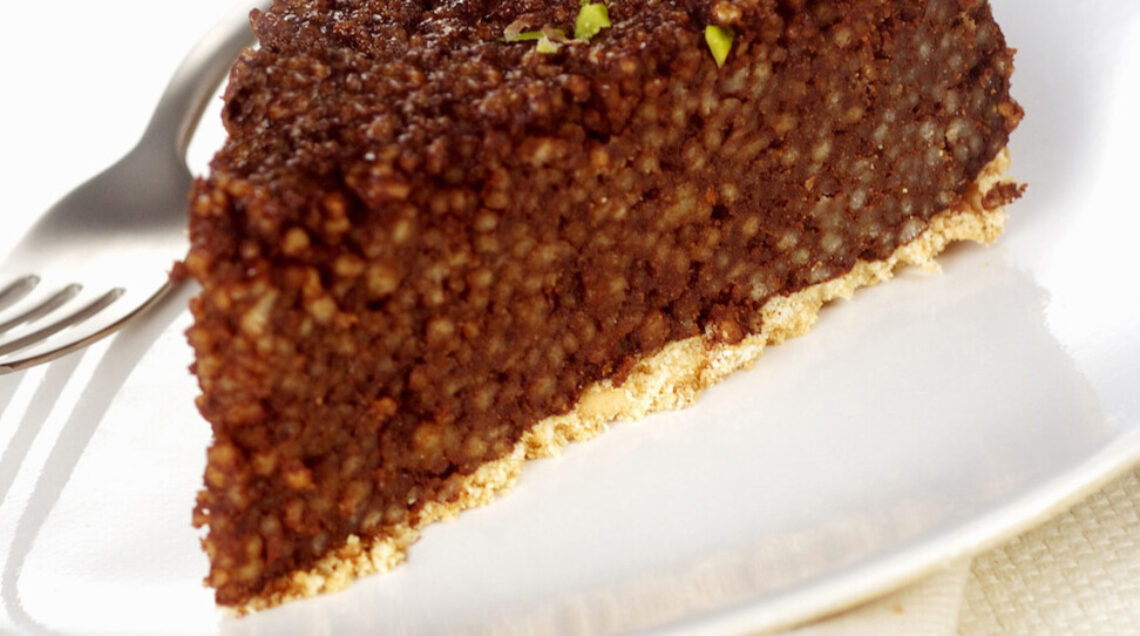 fetta di torta al cioccolato con cous cous
