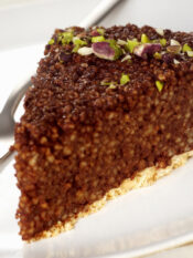 fetta di torta al cioccolato con cous cous