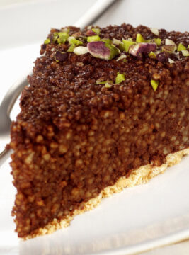 fetta di torta al cioccolato con cous cous