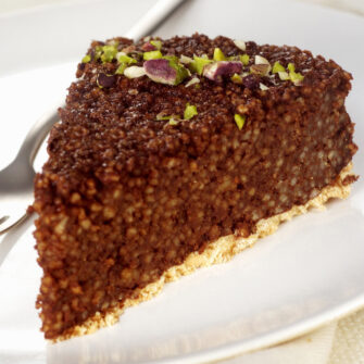 fetta di torta al cioccolato con cous cous