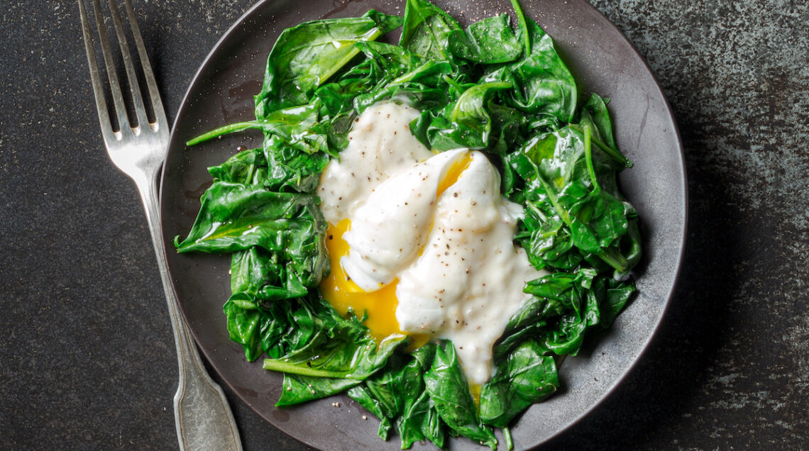 piatto con uova in camicia, spimnaci e salsa soubise