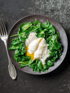 piatto con uova in camicia, spimnaci e salsa soubise