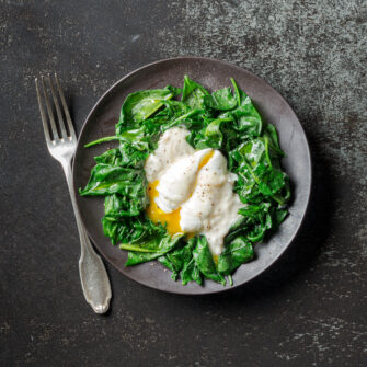 piatto con uova in camicia, spimnaci e salsa soubise