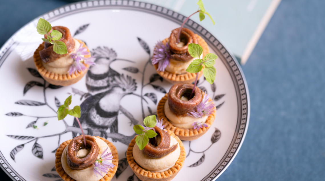 un piatto di tartine con crema e acciughe