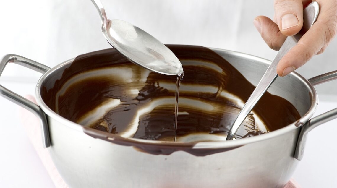 aggiunta di un cucchiaio di acqua al cioccolato fuso