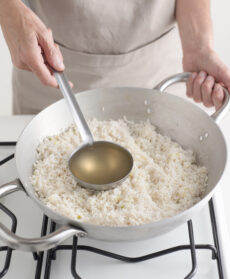 un mestolo di brodo sul riso pilaf