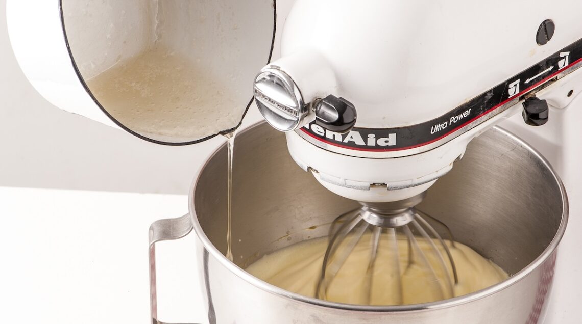 tuorli nella planetaria con sciroppo versato a filo