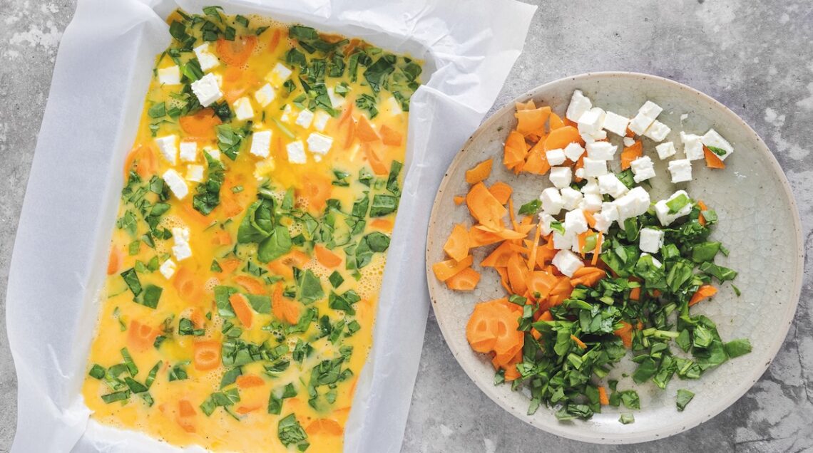 verdure e feta accanto a una teglia con uova sbattute