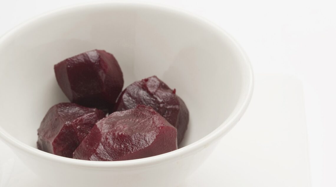 barbabietola cotta, sbucciata e tagliata per colorare le uova