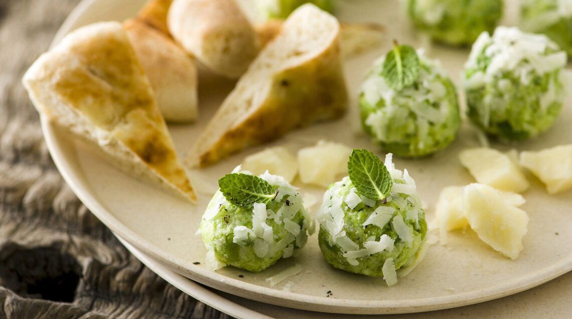 piatto con bocconcini di pecorino e fave e fette di focaccia
