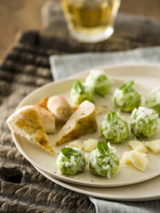 piatto con bocconcini di pecorino e fave e fette di focaccia