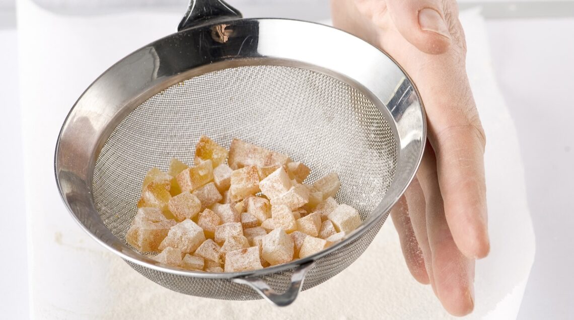 canditi infarinati in un colino