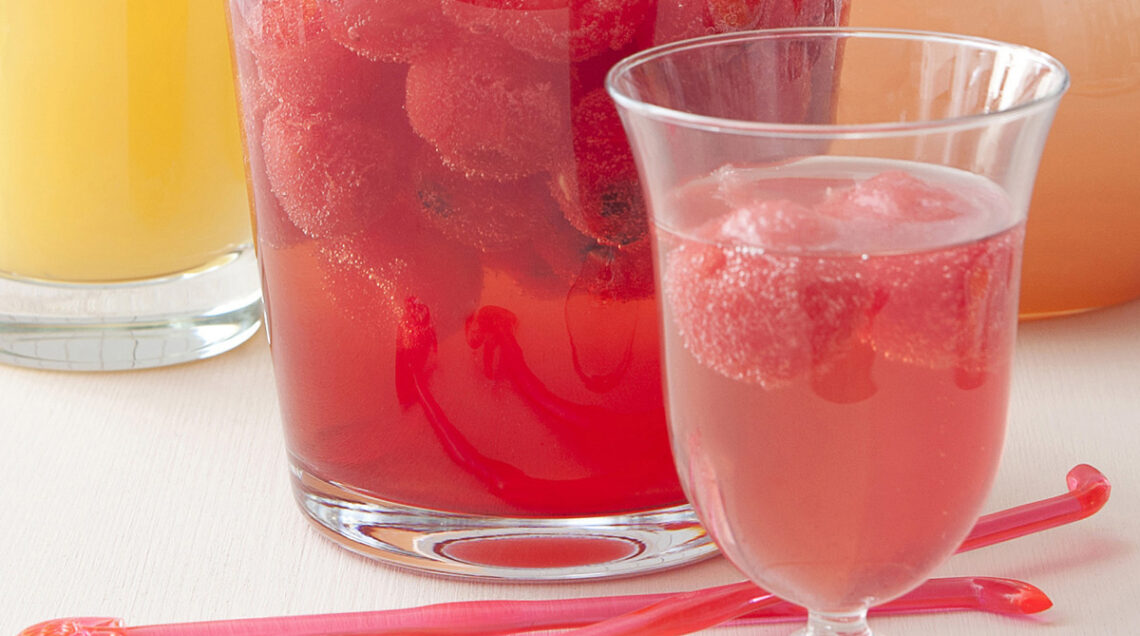 caraffa e bicchiere con cocktail rosso all'anguria