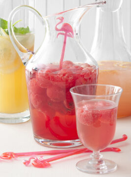 caraffa e bicchiere con cocktail rosso all'anguria