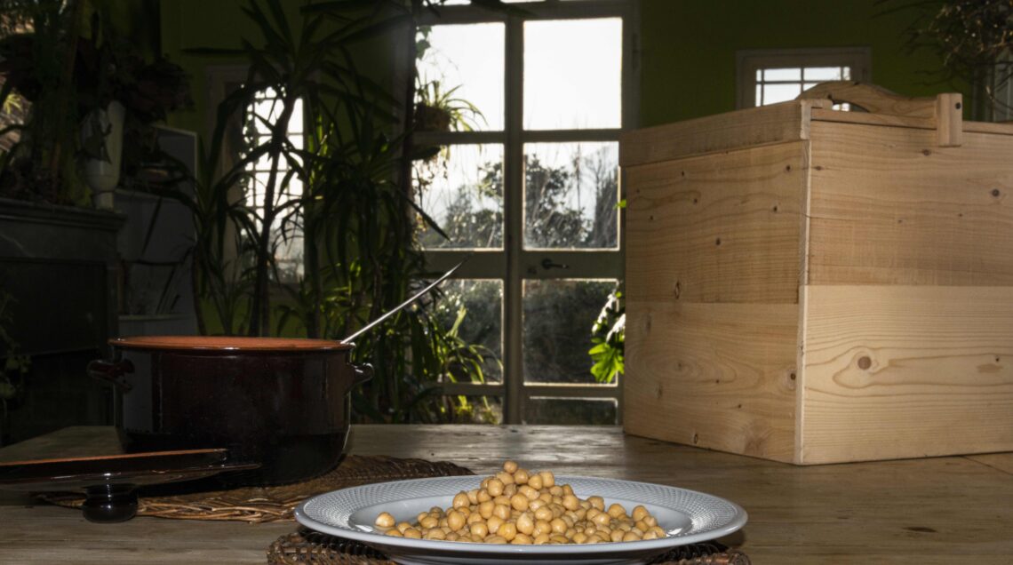 ceci su tavolo con alle spalle cassetta di cottura