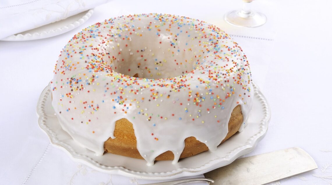 ciambella glassata con zuccherini colorati