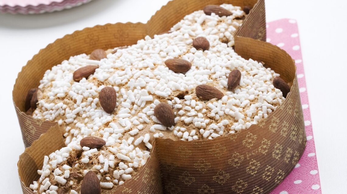 colomba pasquale nella carta su tovaglietta rosa