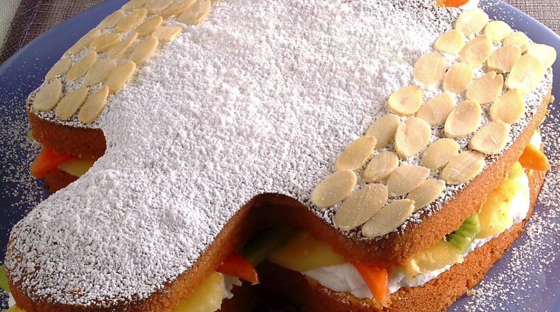 torta a forma di colomba farcita con crema e frutta