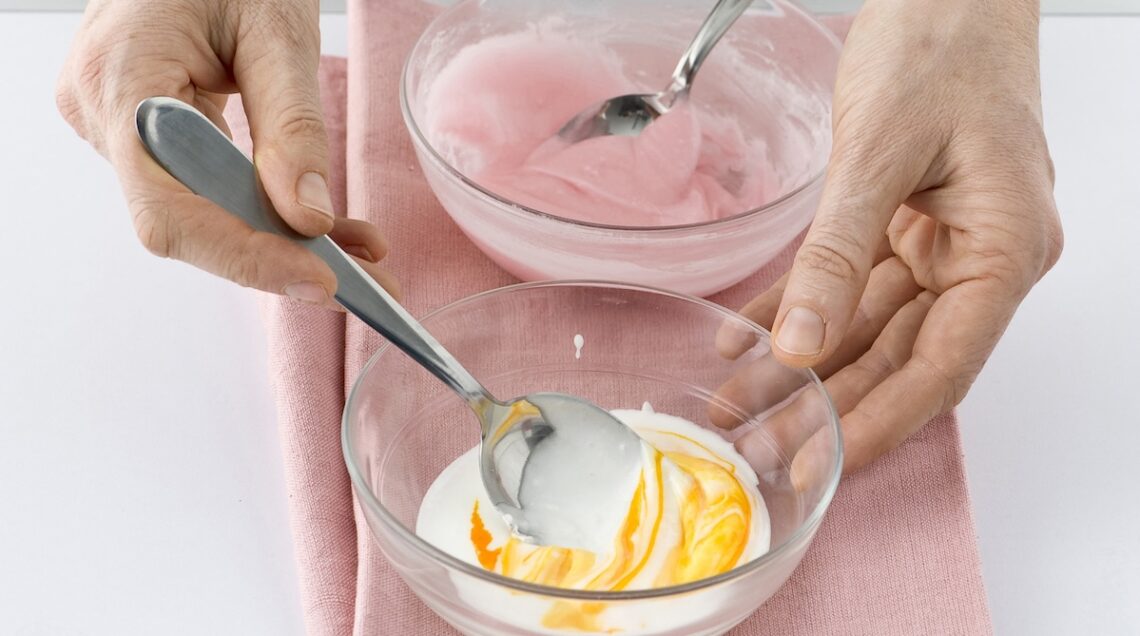 glassa di zucchero colorata in due ciotole