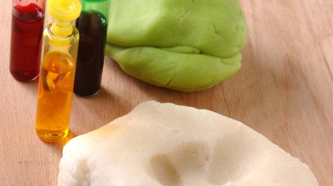 panetti di marzapane colorati e fialette di colorante