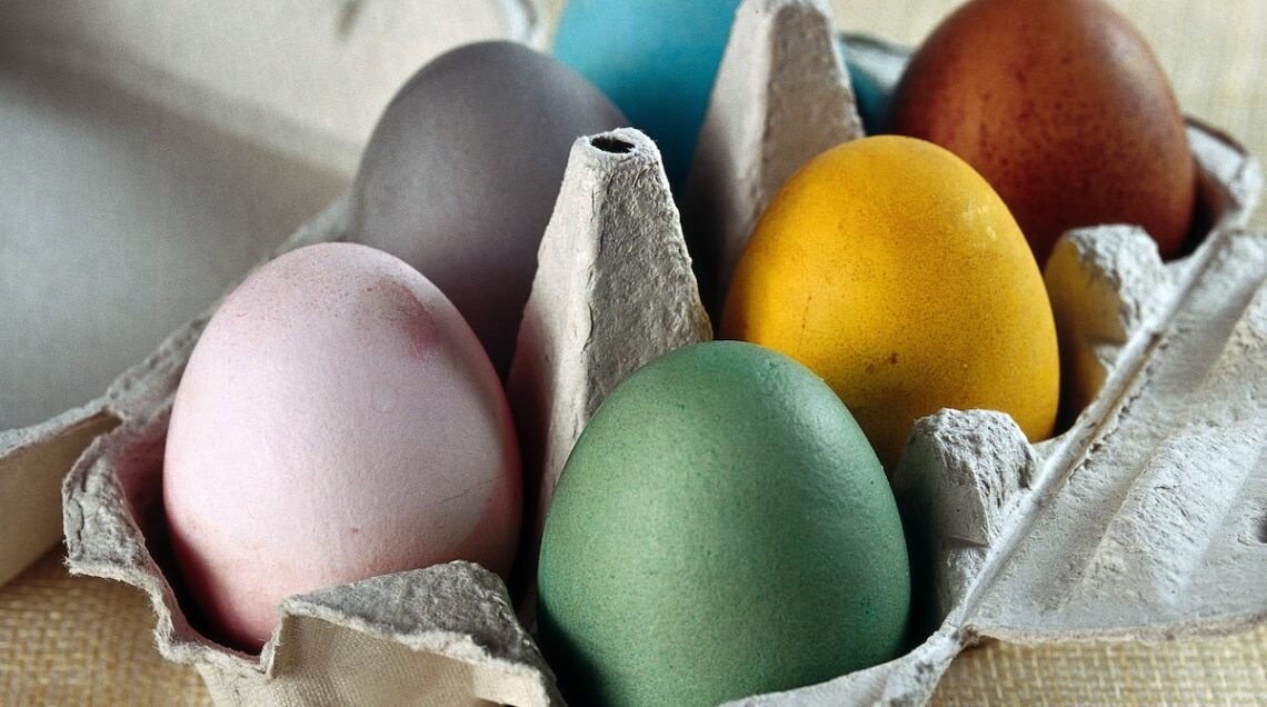 uova colorate con colori naturali in una vaschetta portauova