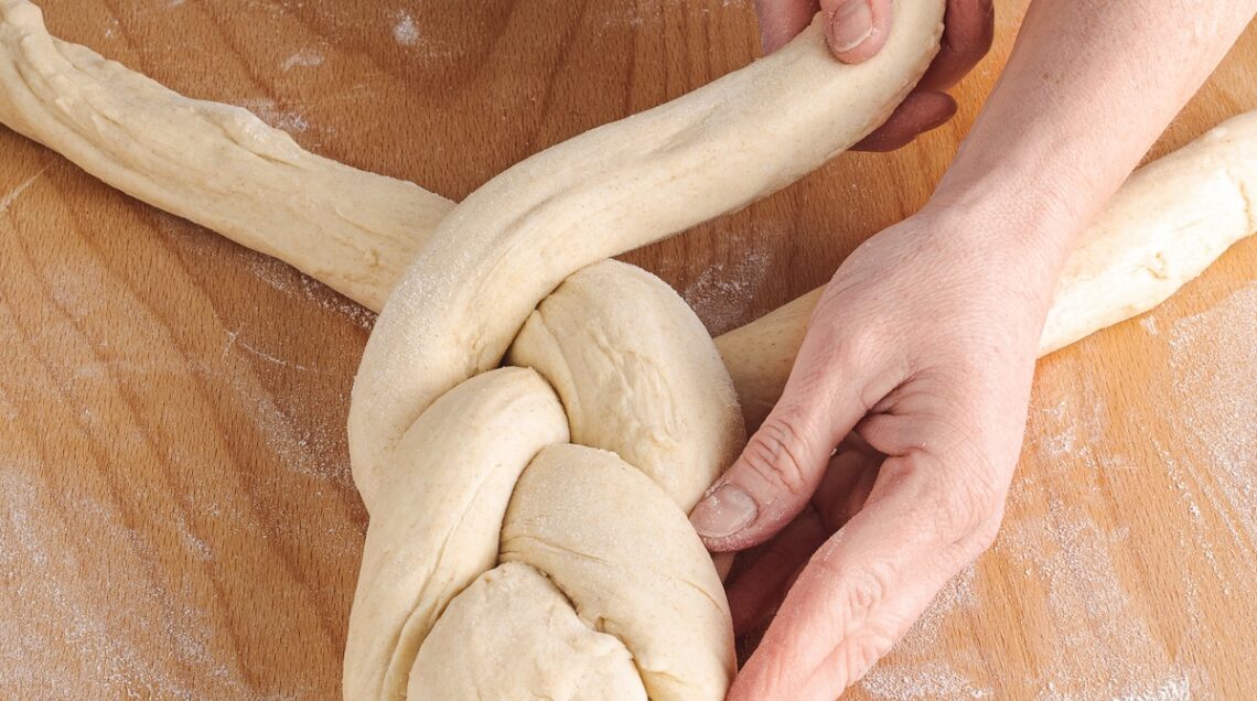 tre filoncini di pane intrecciati