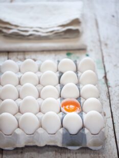 confezione di uova bianche su un tavolo