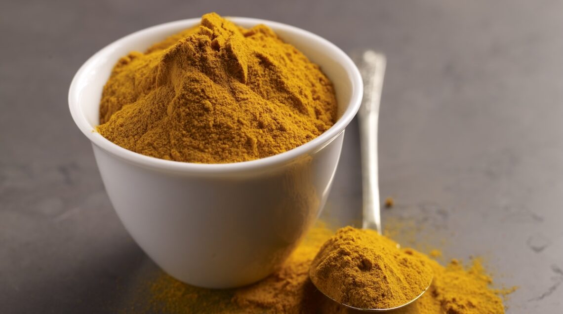 curcuma in polvere per colorare le uova